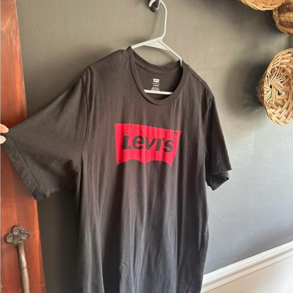 Levi's Charcoal Tee with Red Logo
